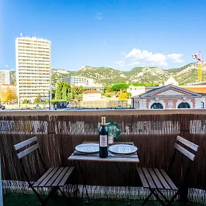 escapade-en-amoureux-t2-luxueux-love-room-avec-balneo.fr-provencehotel.com/